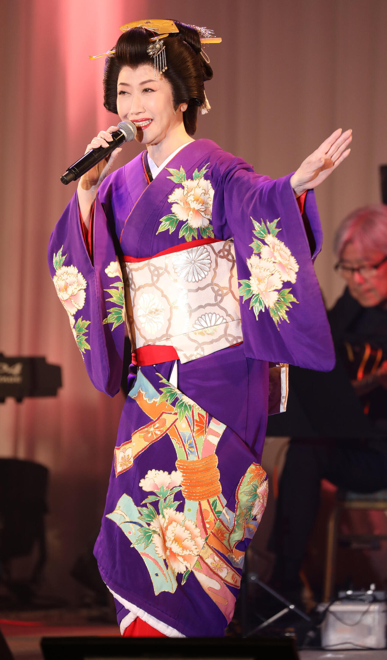 ライブイベントで熱唱する伍代夏子（撮影・中島郁夫）