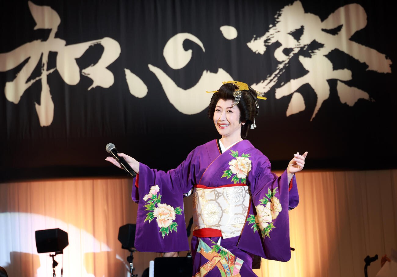 ライブイベントで熱唱する伍代夏子（撮影・中島郁夫）