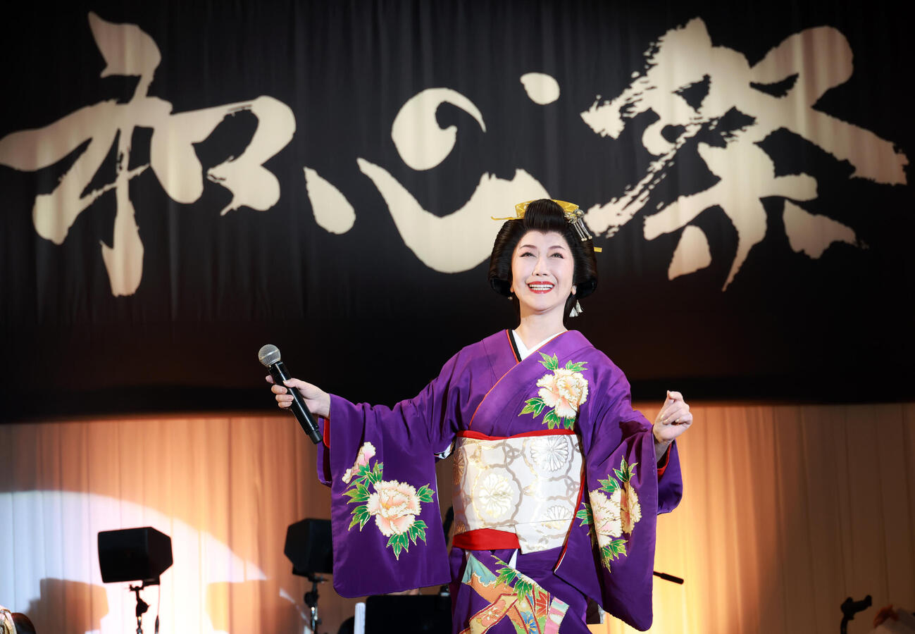 ライブイベントで熱唱する伍代夏子（撮影・中島郁夫）