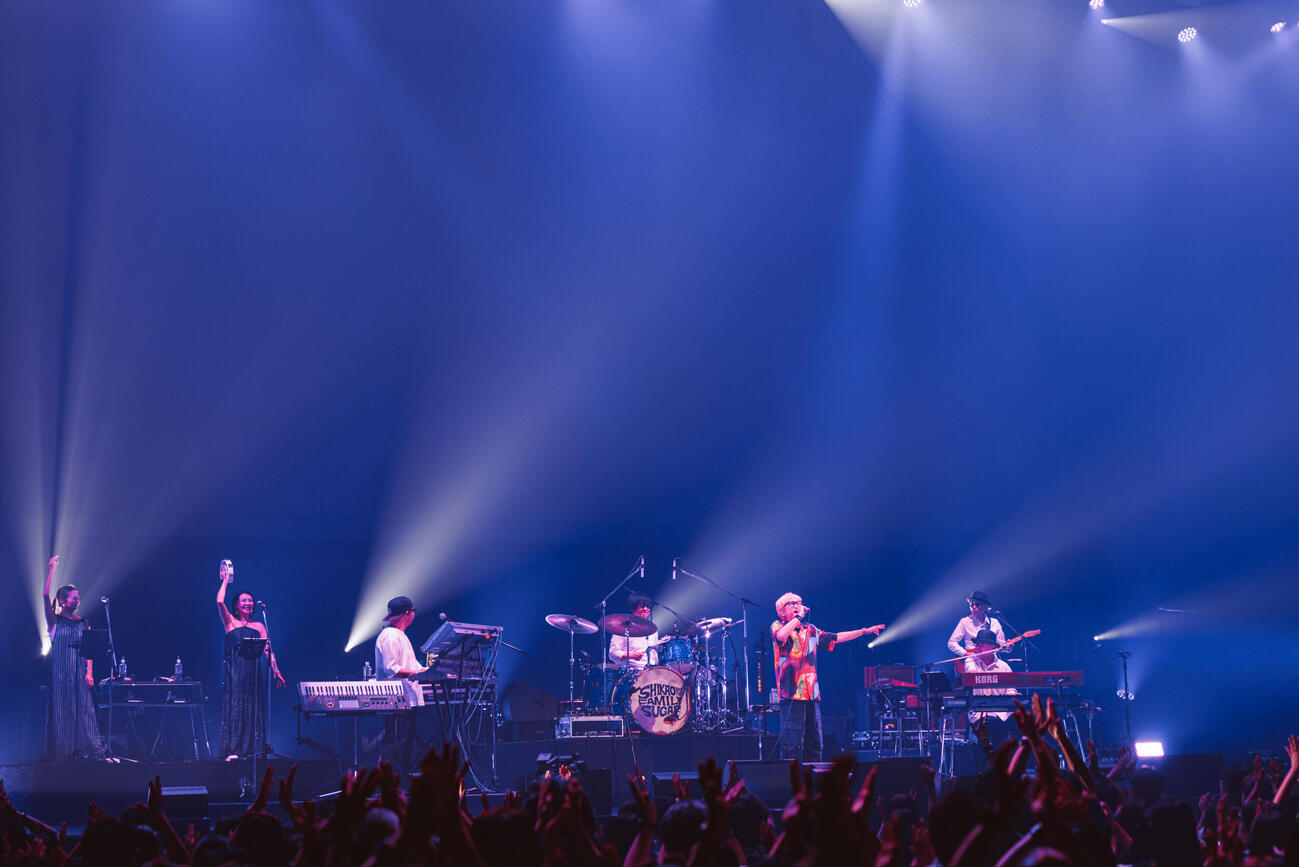 「スガシカオ30th ANNIVERSARY Shikao＆The Family Sugar ONE NIGHT LIVE!」を行ったスガシカオ（ヨシモリユウナ氏撮影）