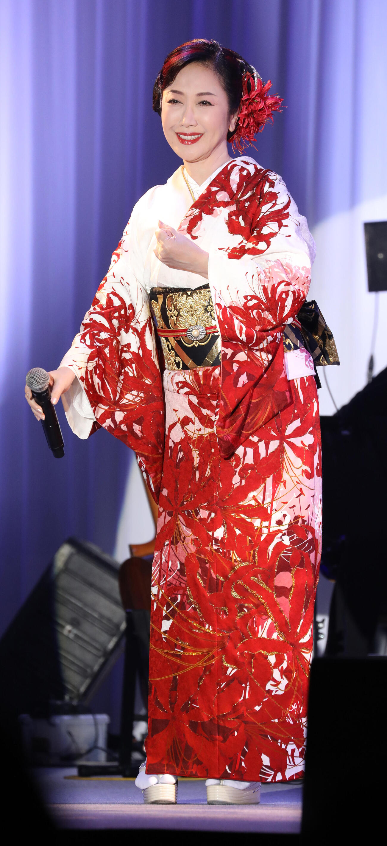 ライブイベントで熱唱する伍代夏子（撮影・中島郁夫）