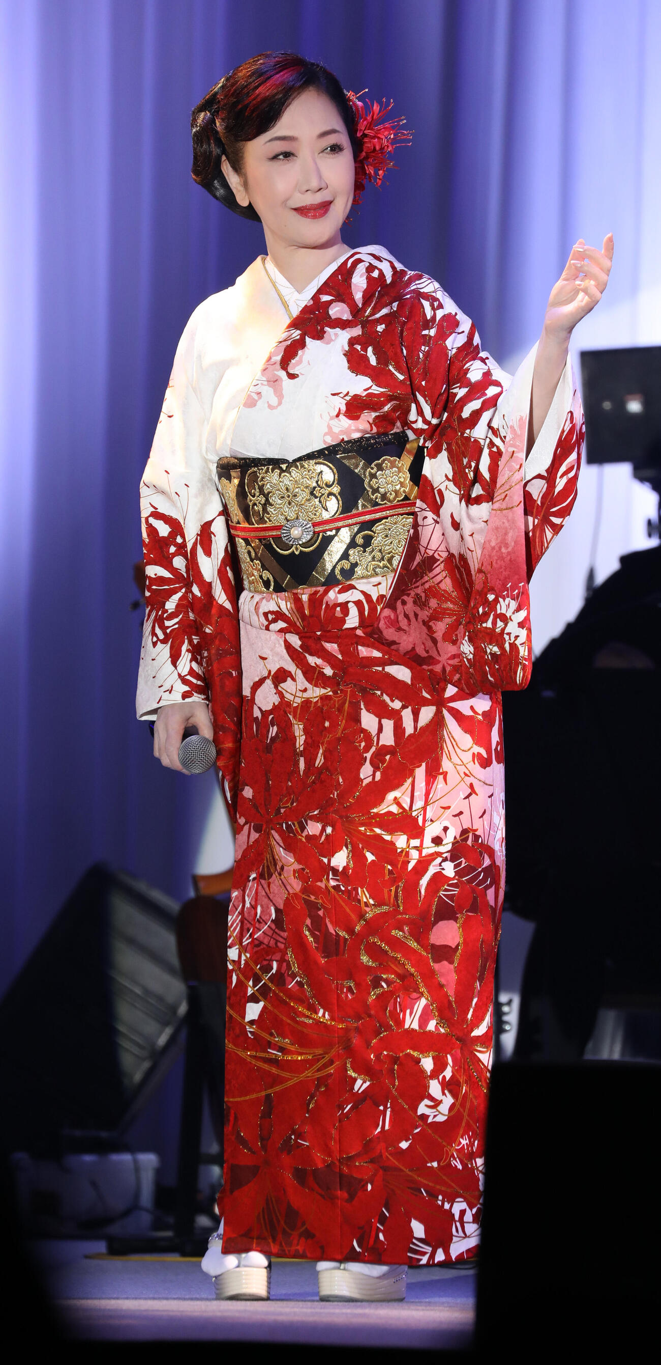 ライブイベントで熱唱する伍代夏子（撮影・中島郁夫）
