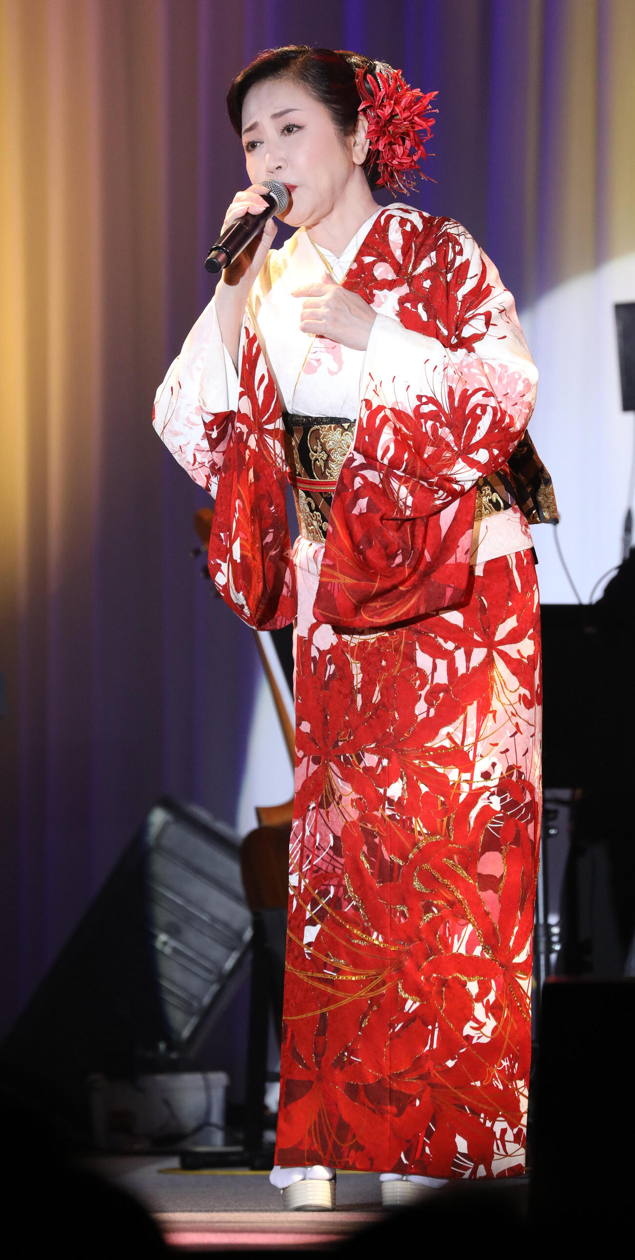 ライブイベントで熱唱する伍代夏子（撮影・中島郁夫）