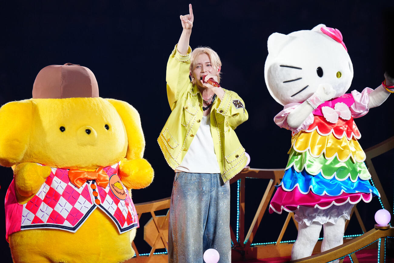 ポムポムプリン（左）、ハローキティ（右）とパフォーマンスする山田涼介（撮影・鈴木みどり）
