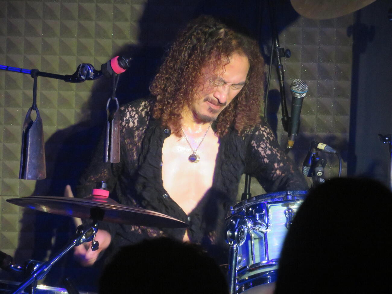 結成20周年記念アルバム「Ember Before Flame」リリースツアーの最終公演を行った宝道の藤井修（撮影・川田和博）