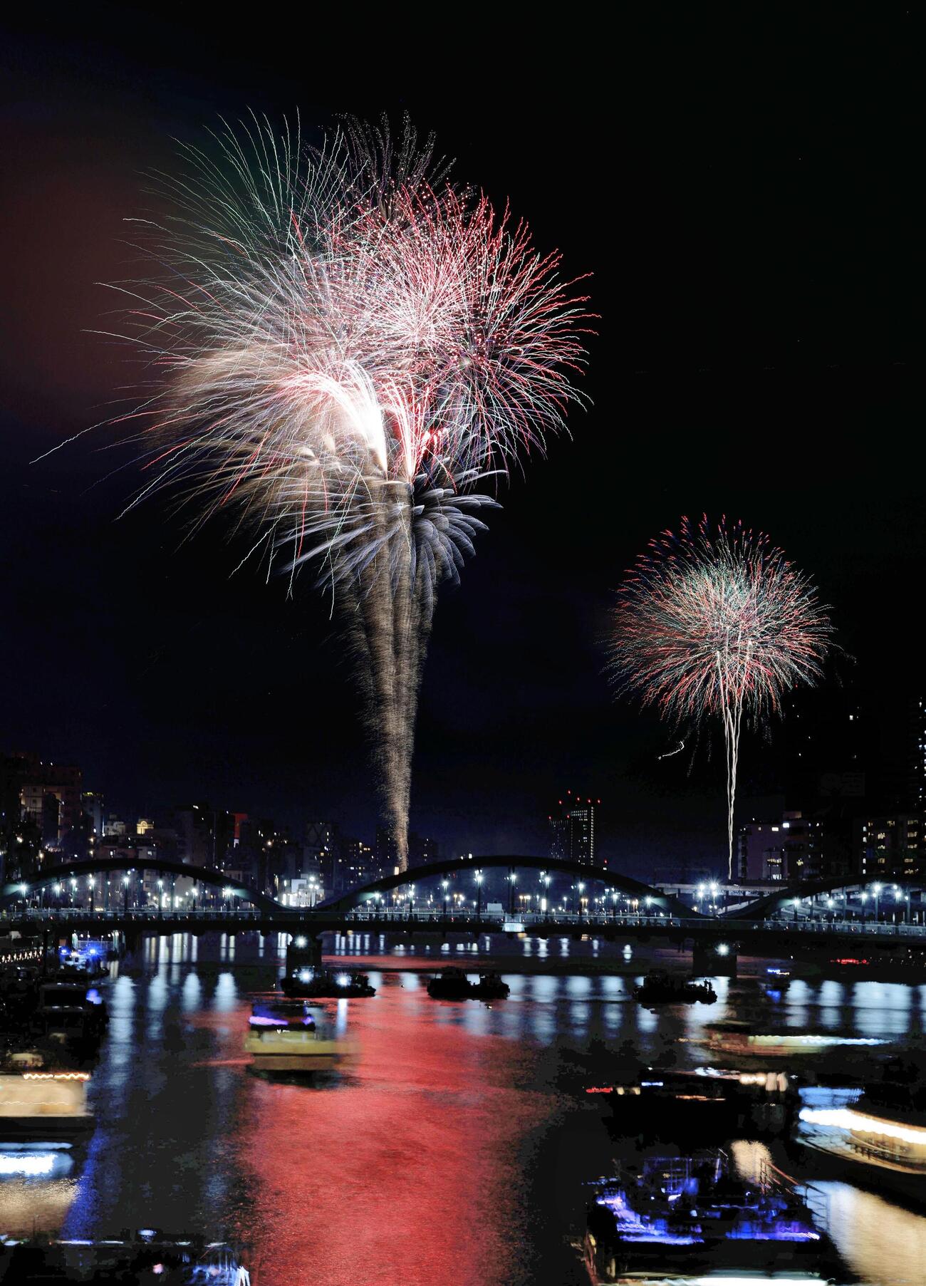 東京・下町の夏の風物詩、隅田川花火大会で打ち上げられた花火。猛暑となった都心の夜空を大輪が彩った（多重露光）(共同)