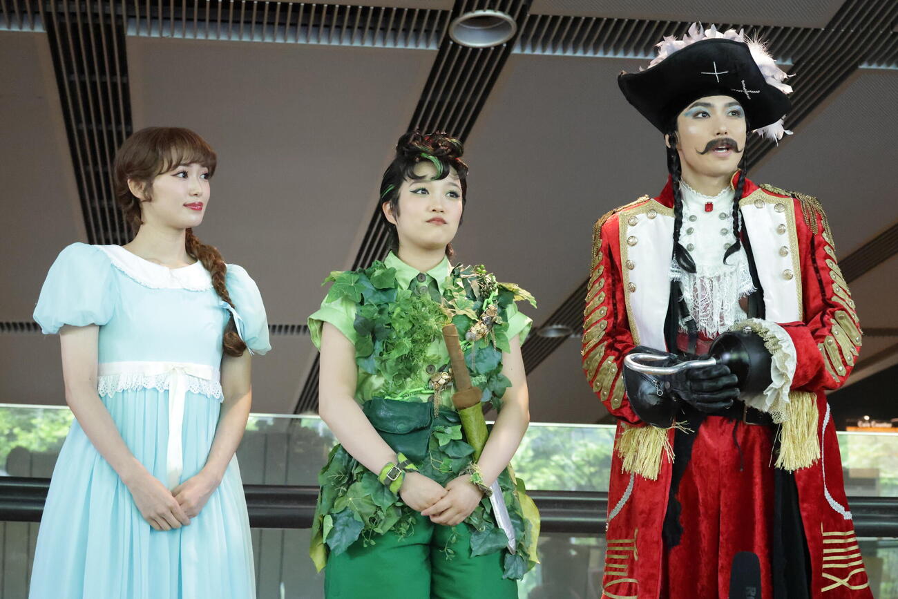 会見を行うピーターパンのキャストたち、左から山口乃々華、山﨑玲奈、内海啓貴（撮影・中島郁夫）