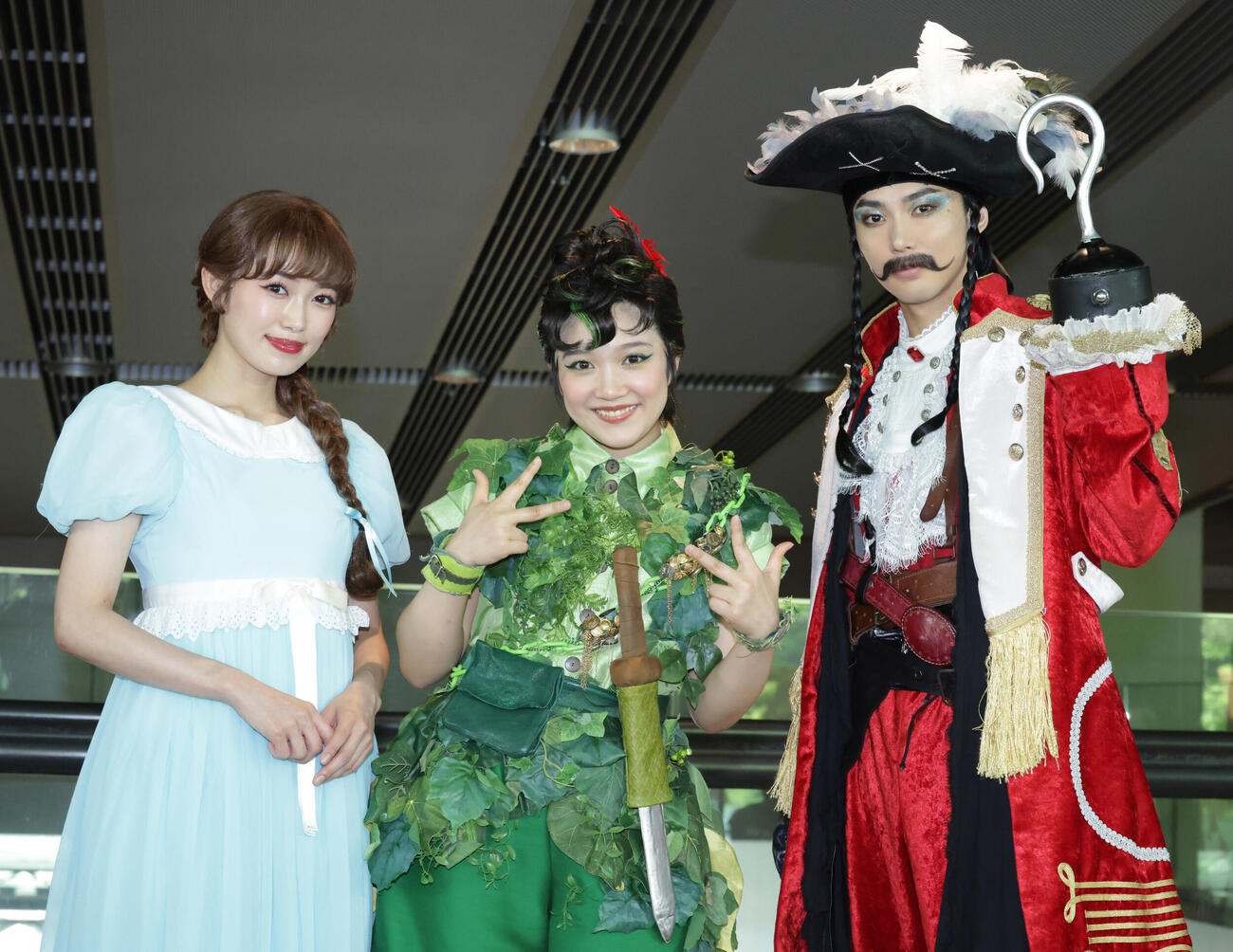 会見を行うピーターパンのキャストたち、左から山口乃々華、山﨑玲奈、内海啓貴（撮影・中島郁夫）