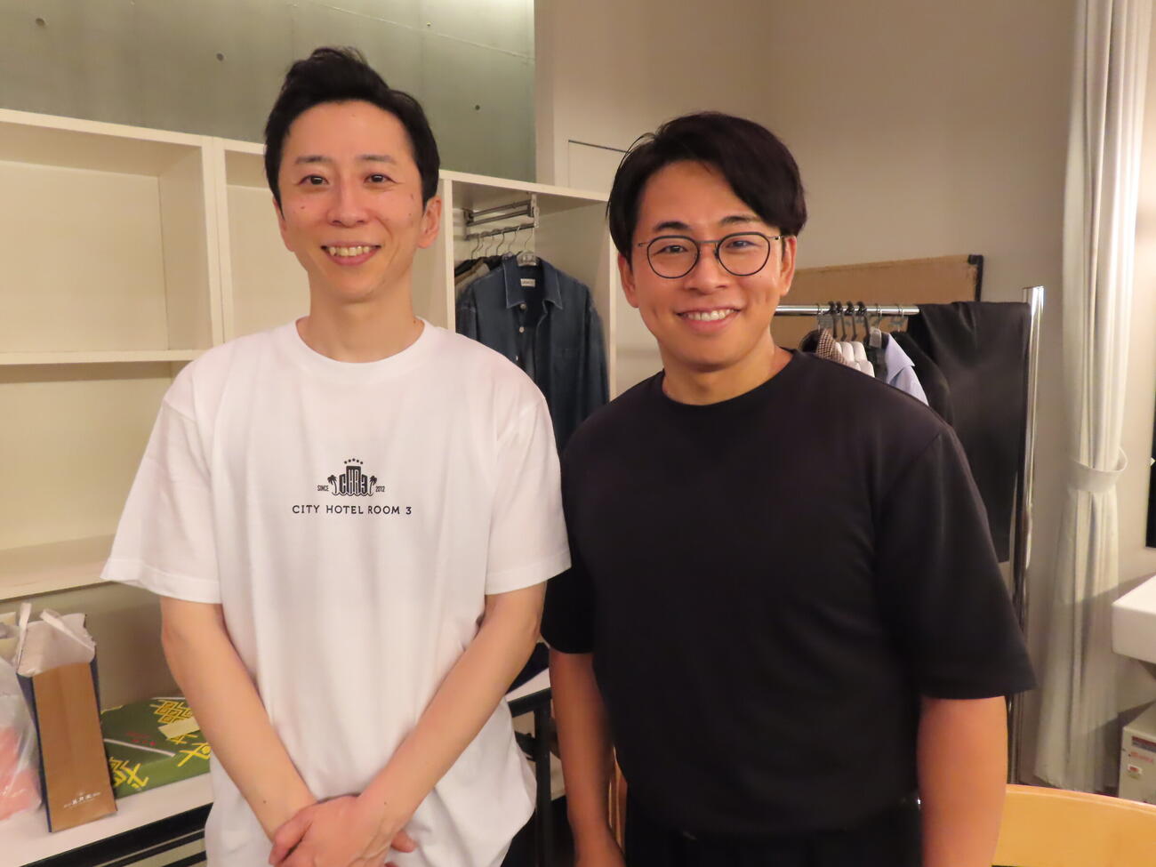 シティホテル3号室の亮太（左）と押田