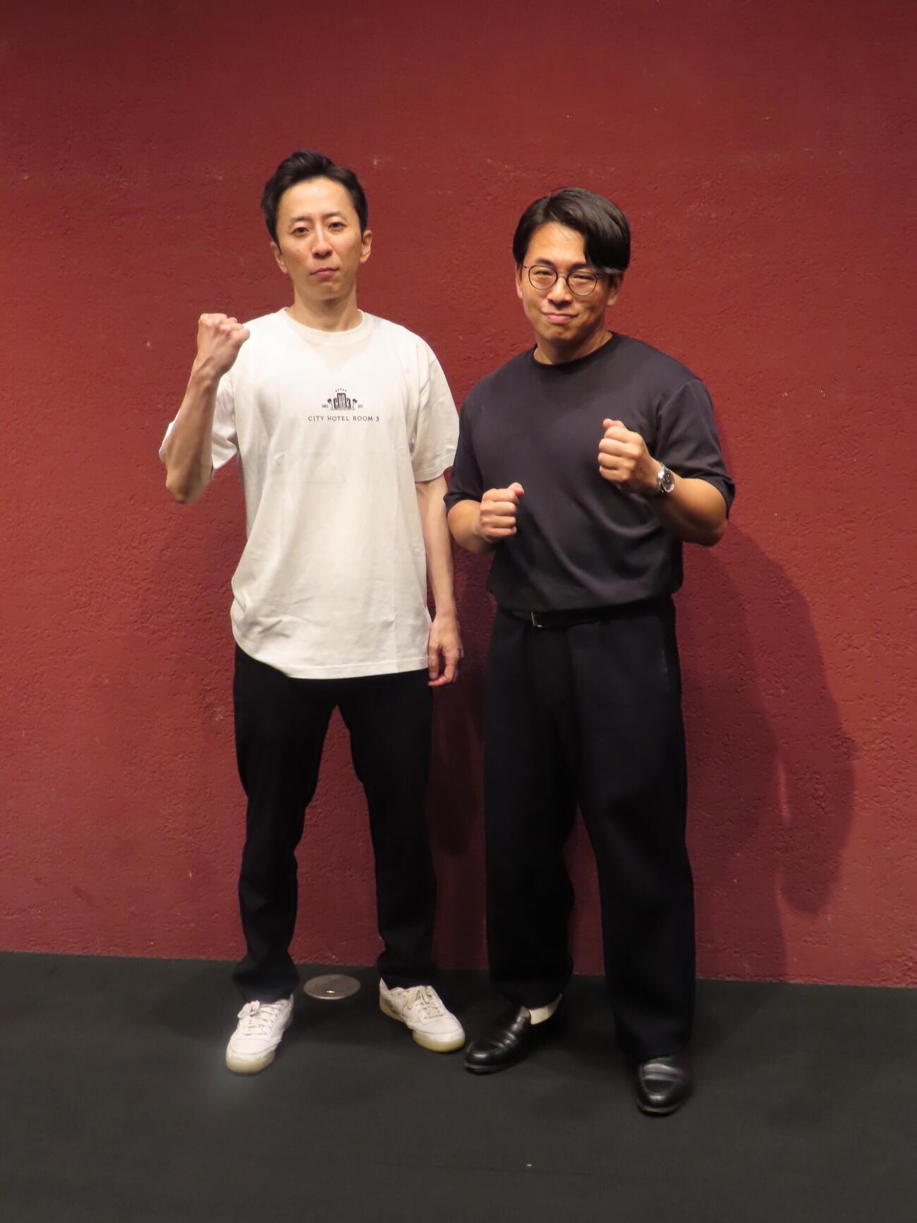 シティホテル3号室の亮太（左）と押田