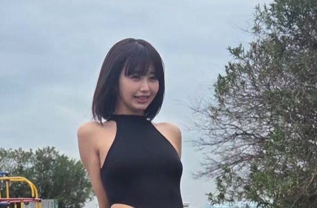 超ハイレグ水着姿を披露した真中つぐ（真中つぐのインスタグラムから）