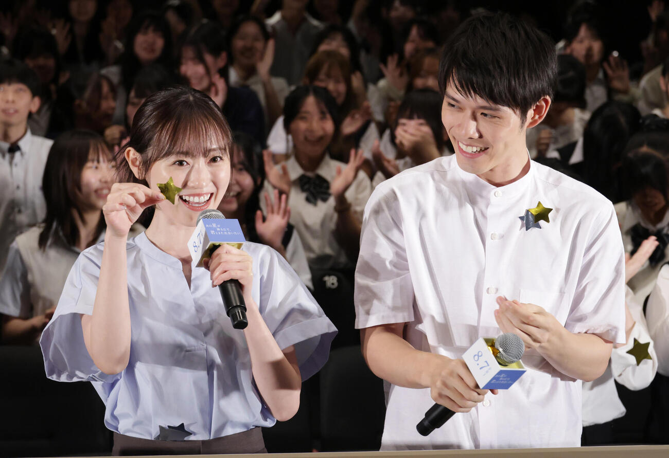 映画「あの星が降る丘で、君とまた出会いたい」で舞台あいさつを行った福原遥（左）と細田佳央太（撮影・中島郁夫）
