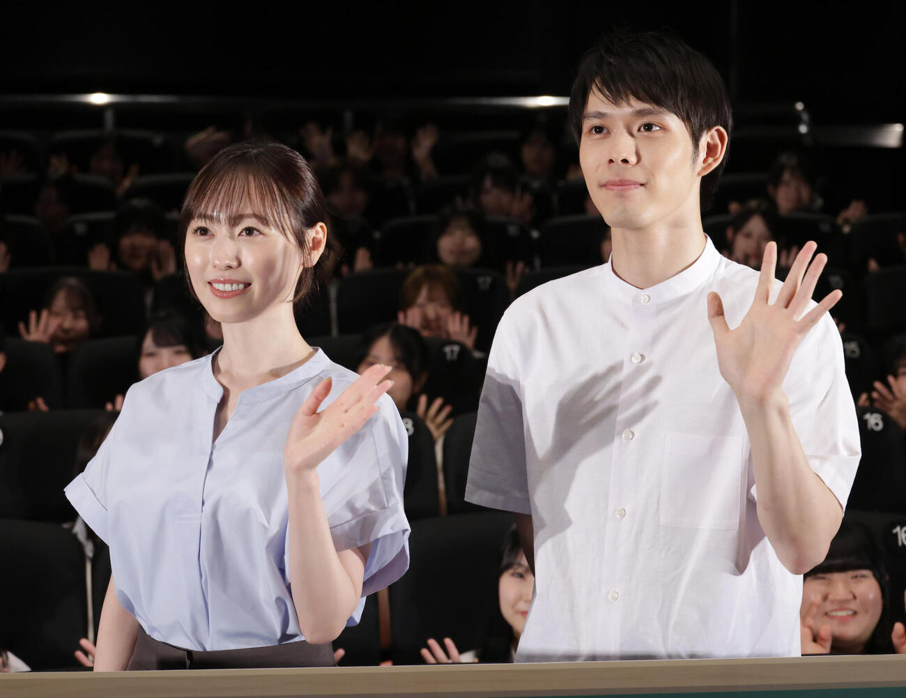 映画「あの星が降る丘で、君とまた出会いたい」で舞台あいさつを行った福原遥（左）と細田佳央太（撮影・中島郁夫）