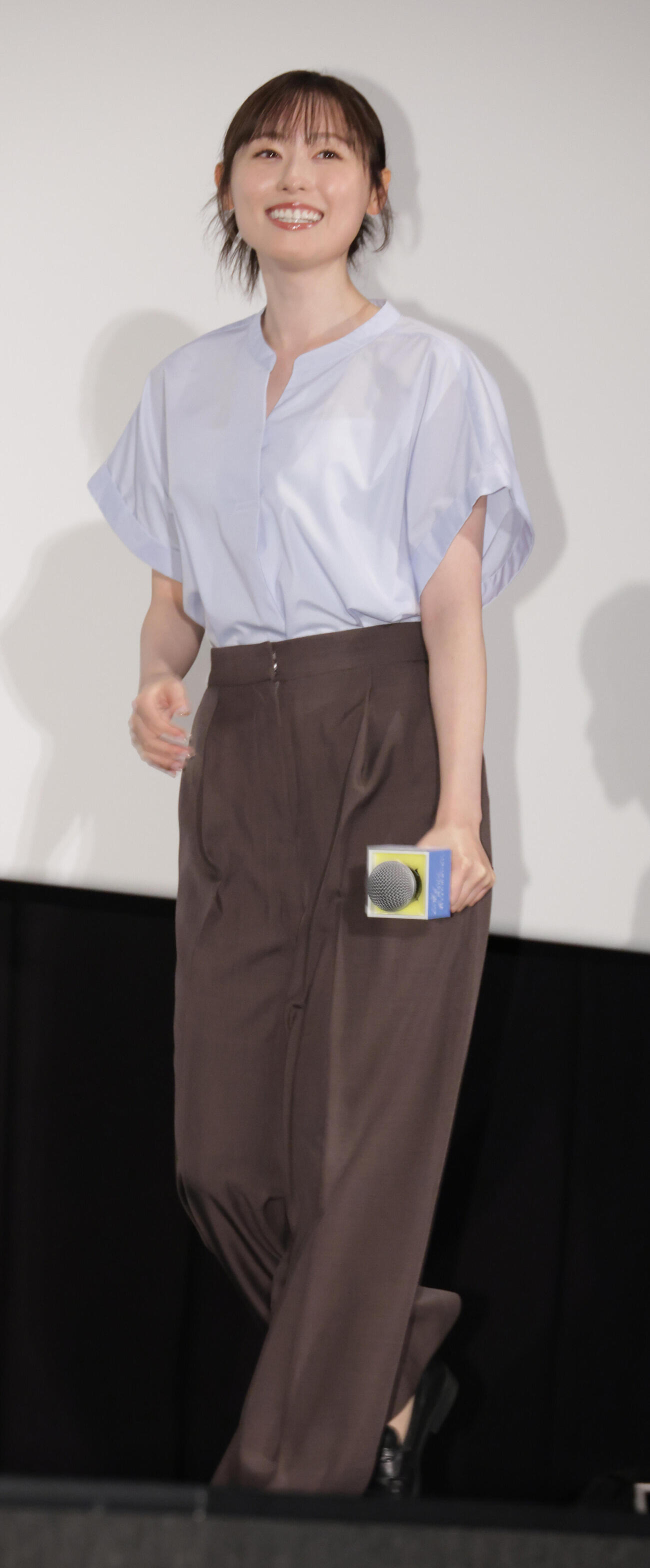 映画「あの星が降る丘で、君とまた出会いたい」で舞台あいさつを行う福原遥（撮影・中島郁夫）