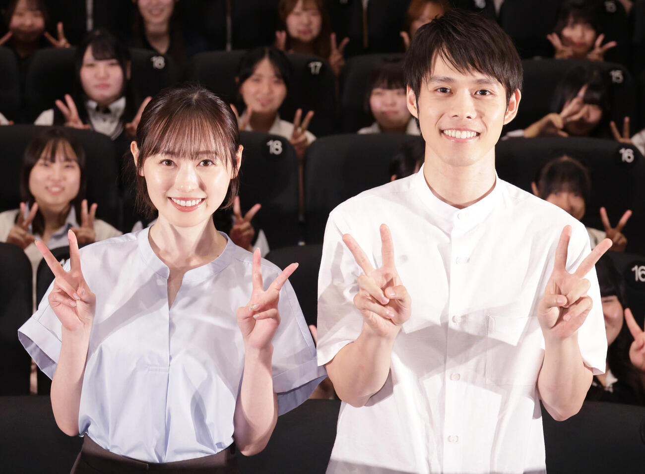 映画「あの星が降る丘で、君とまた出会いたい」で舞台あいさつを行った福原遥（左）と細田佳央太（撮影・中島郁夫）