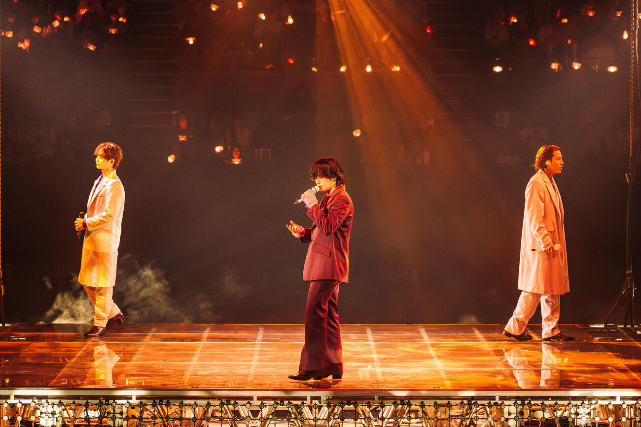 「THE RAMPAGE LIVE TOUR 2026“（R）MPG”」最終公演で歌唱する、左から吉野北人、川村壱馬、RIKU（木下マリ撮影）