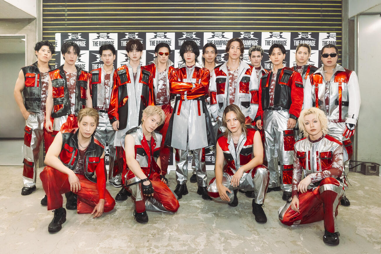 「THE RAMPAGE LIVE TOUR 2026“（R）MPG”」最終公演を開催したTHE RAMPAGE。前列左から陣、浦川翔平、岩谷翔吾、山本彰吾、後列左から後藤拓磨、藤原樹、長谷川慎、吉野北人、龍、川村壱馬、武知海青、RIKU、与那嶺瑠唯、神谷健太、鈴木昂秀、LIKIYA（木下マリ撮影）