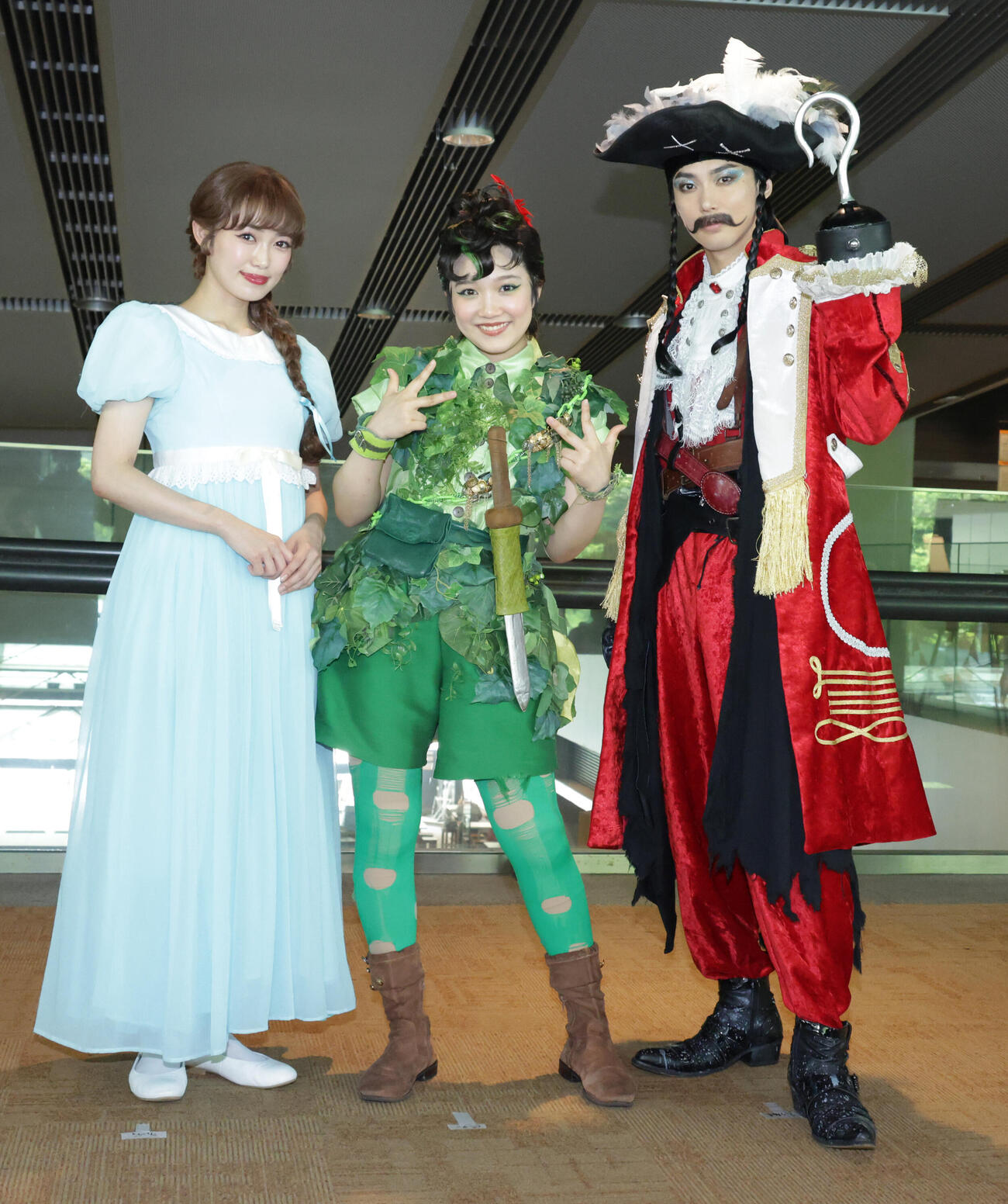 会見を行うピーターパンのキャストたち、左から山口乃々華、山﨑玲奈、内海啓貴（撮影・中島郁夫）