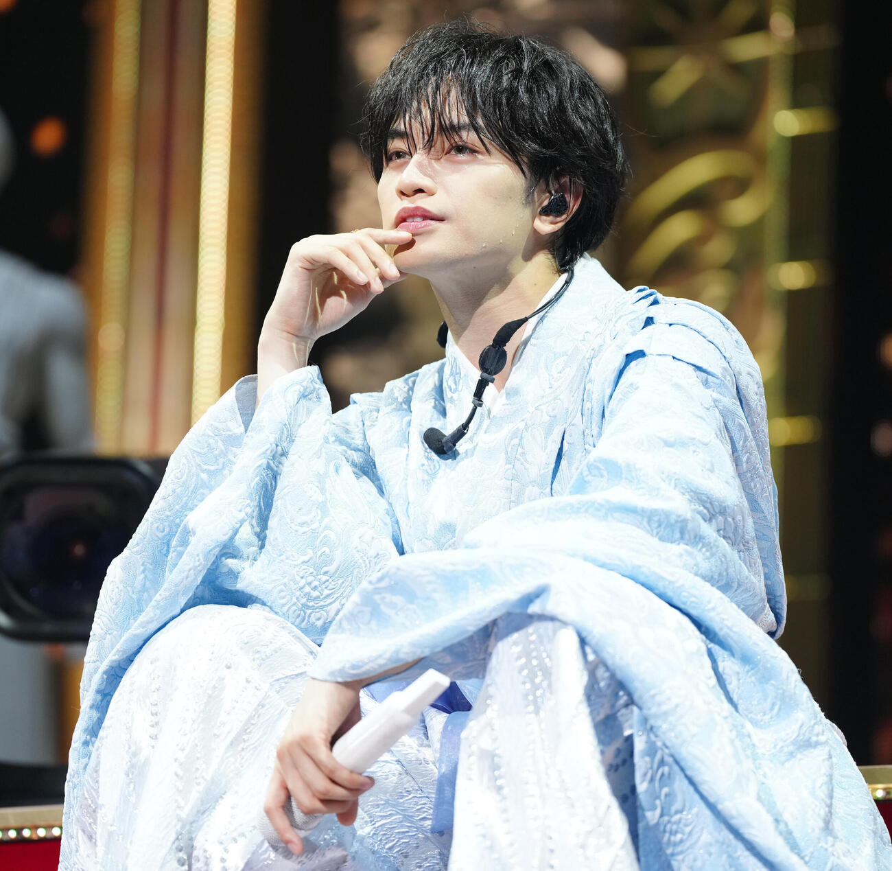 ライブ中に行われた囲み取材でポーズを取る中島健人（撮影・鈴木みどり）