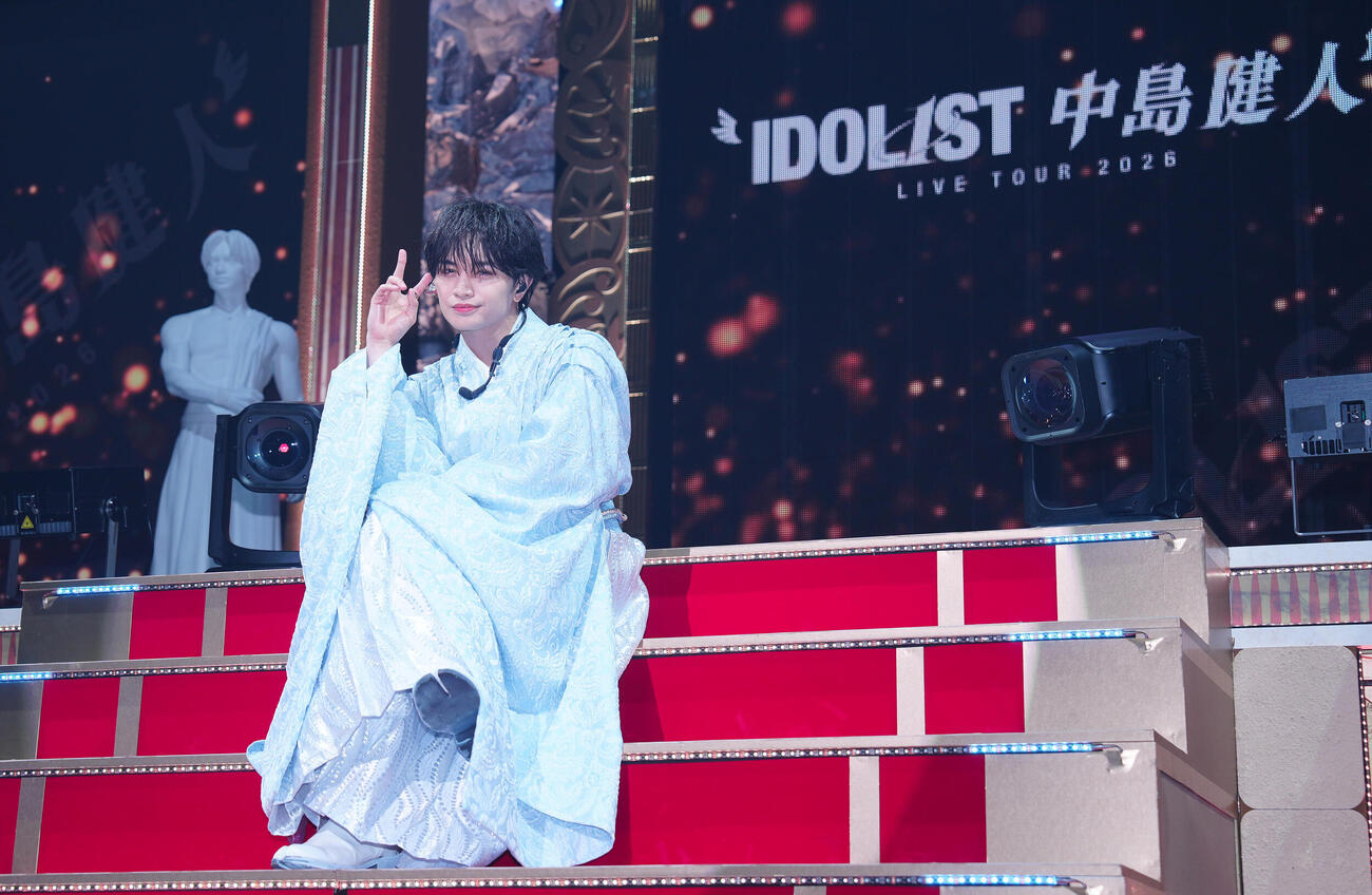 ライブ中に行われた囲み取材でポーズを取る中島健人（撮影・鈴木みどり）
