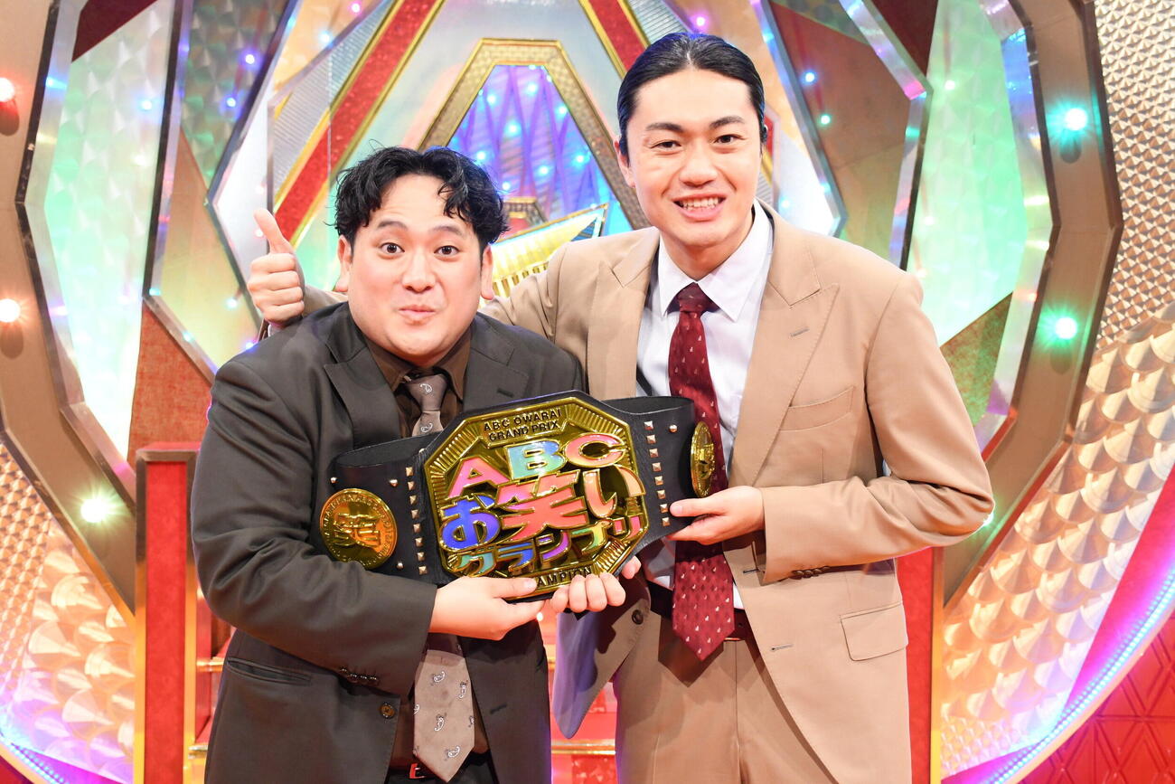 「第47回ABCお笑いグランプリ2026」に優勝したゼロカランのワキユウタ（左）とたいが（撮影・阪口孝志）