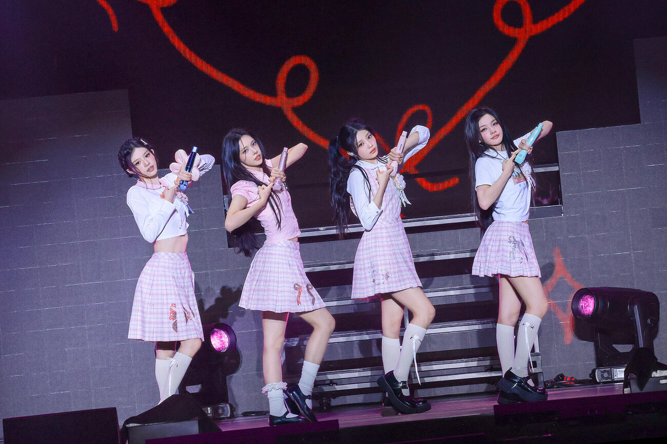トヨタアリーナ東京で初の日本ツアーのファイナル公演を行ったILLITの左からMINJU、YUNAH、WONHEE、IROHA（(P)＆(C) BELIFT LAB Inc.提供）