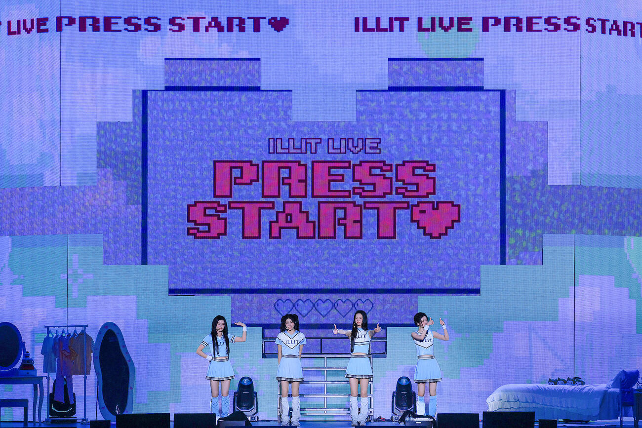 トヨタアリーナ東京で初の日本ツアーのファイナル公演を行ったILLITの左からIROHA、WONHEE、YUNAH、MINJU（(P)＆(C) BELIFT LAB Inc.提供）