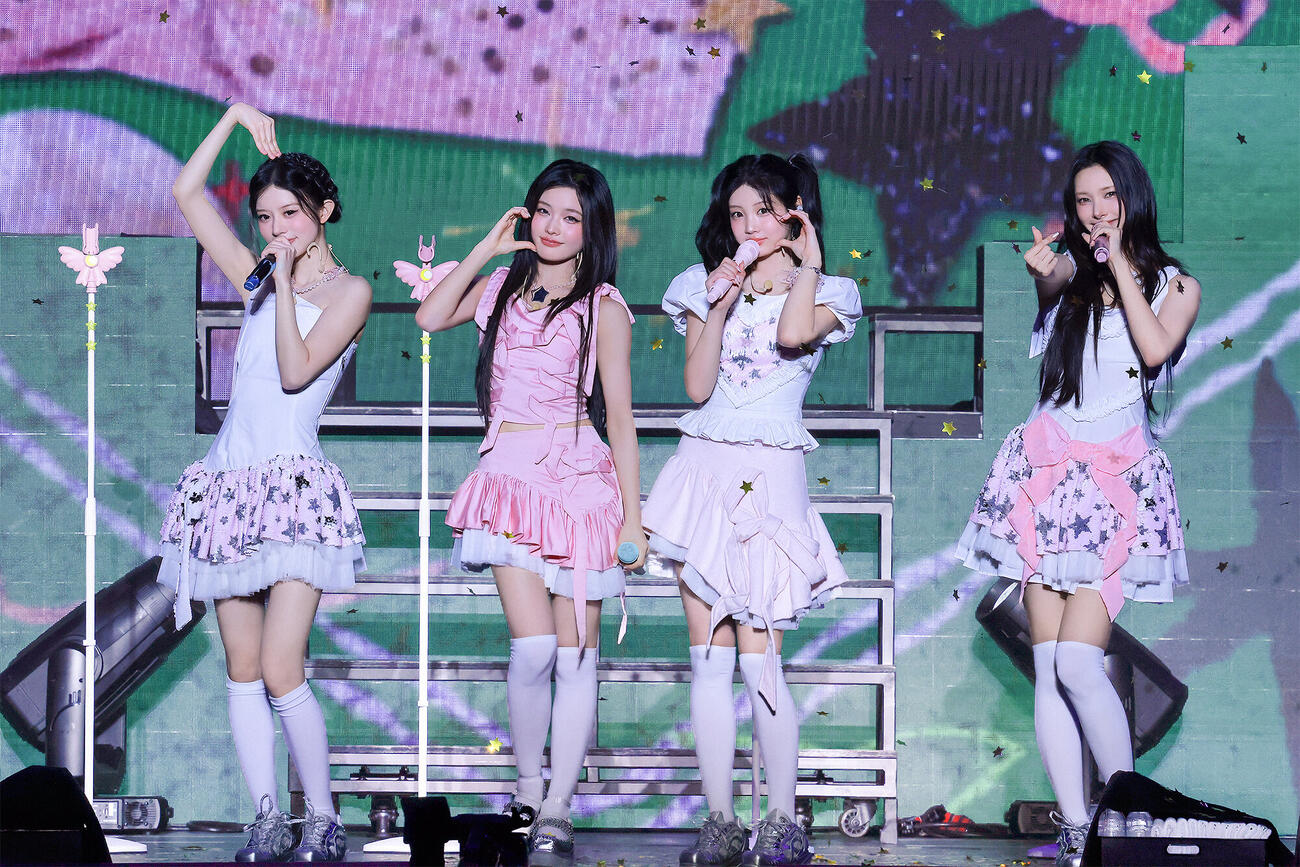 トヨタアリーナ東京で初の日本ツアーのファイナル公演を行ったILLITの左からMINJU、IROHA、WONHEE、YUNAH（(P)＆(C) BELIFT LAB Inc.提供）