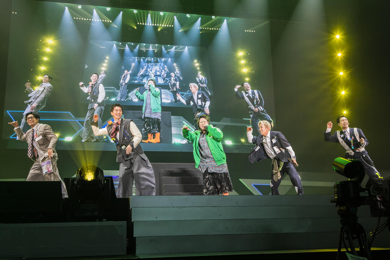 「s＊＊t kingz FES 2026　会社」でコラボするこっちのけんと（中央）とs＊＊t kingz