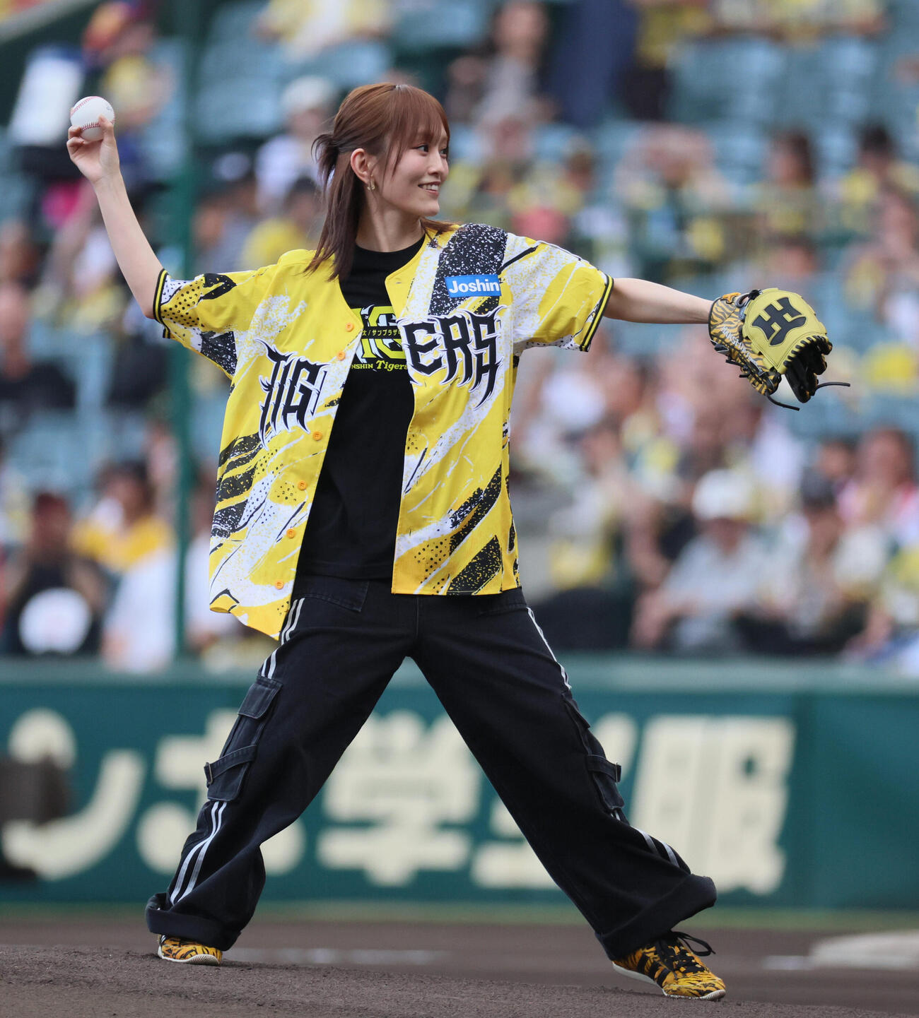 2026年7月26日、阪神対巨人　ファーストピッチセレモニーに登板した山本彩（撮影・宮崎幸一）