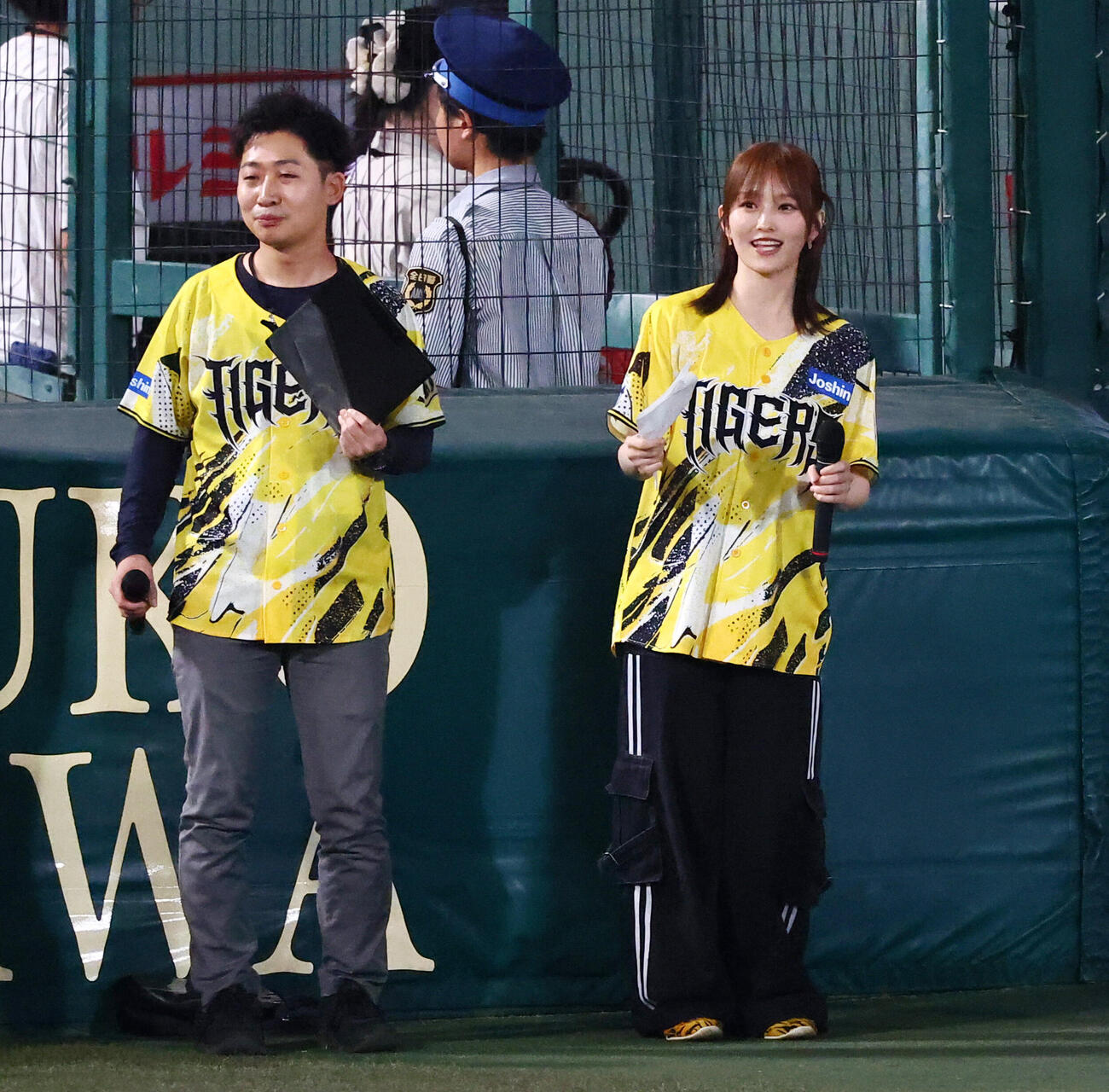 2026年7月26日、阪神対巨人　巨人に勝利し六甲おろしを歌うシンガーソングライターの山本彩（撮影・加藤哉）