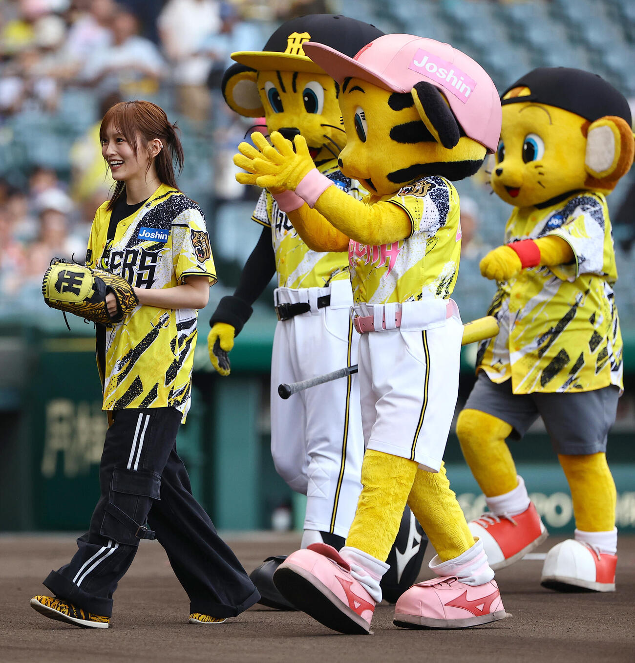 2026年7月26日、阪神対巨人　ファーストピッチセレモニーを務めた山本彩（撮影・上田博志）