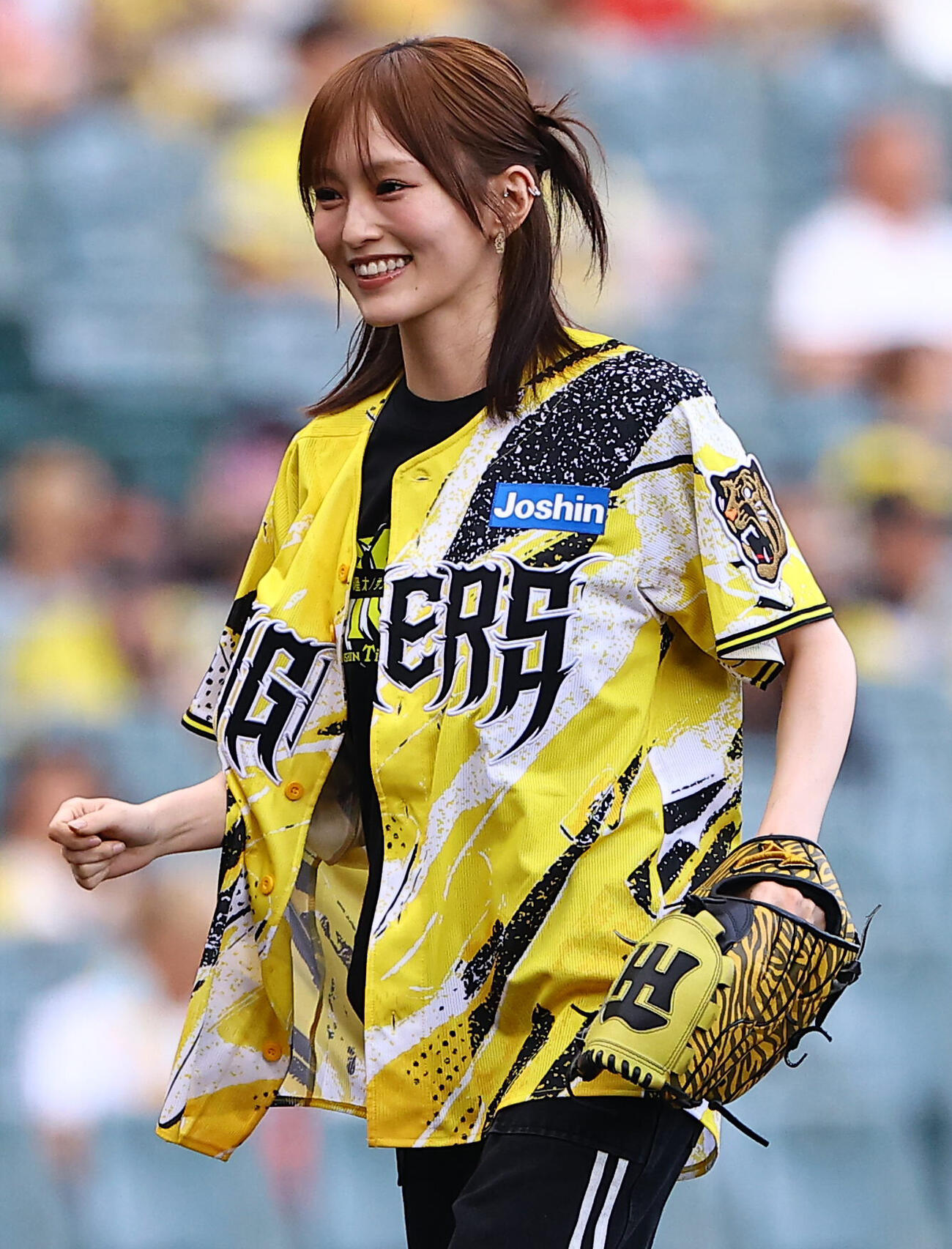 2026年7月26日、阪神対巨人　ファーストピッチセレモニーを務めた山本彩は笑顔を見せる（撮影・上田博志）