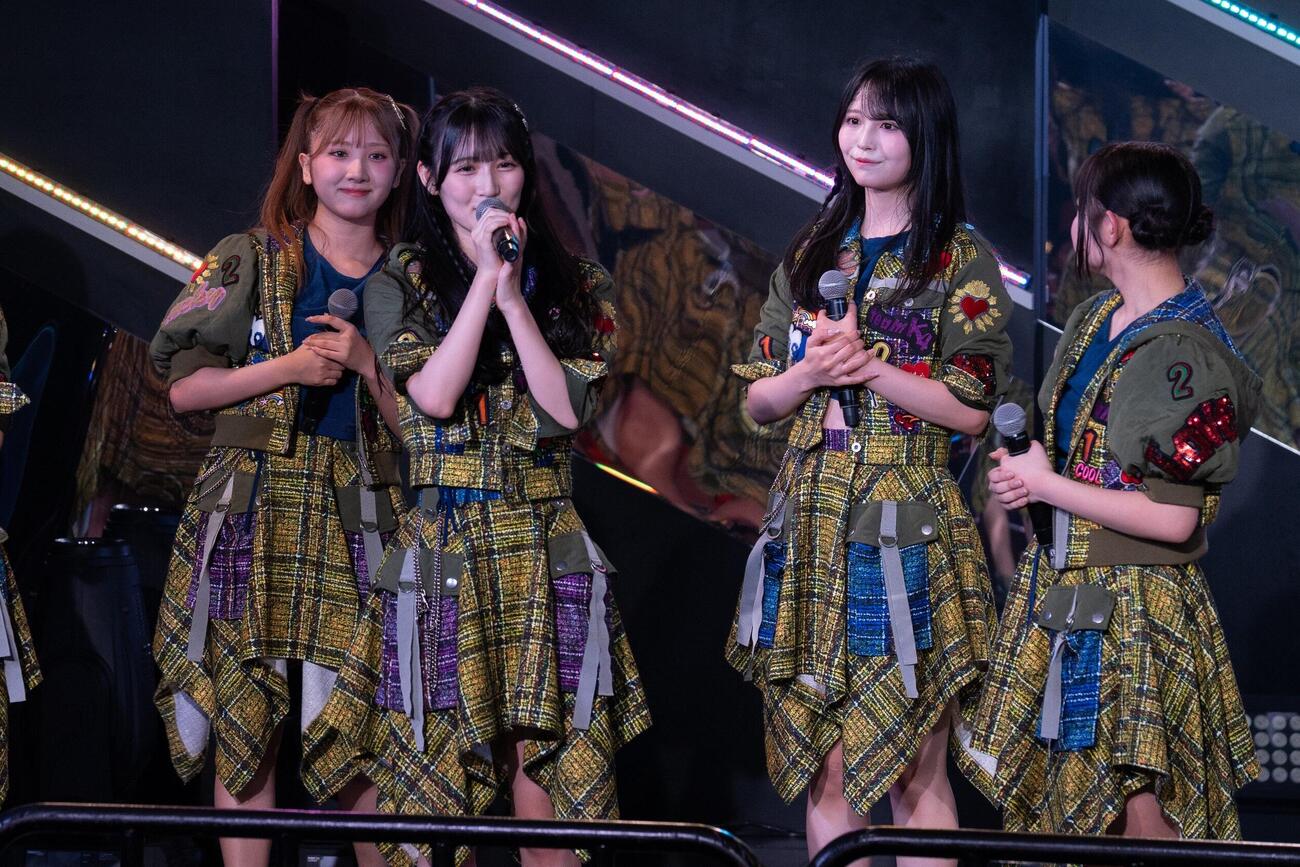「BOSS E・ZO FUKUOKA」内の専用劇場最終公演であいさつするHKT48今村麻莉愛（C）Mercury