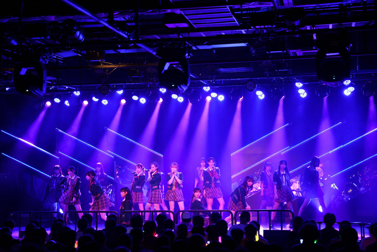「BOSS E・ZO FUKUOKA」内の専用劇場最終公演で「目撃者」公演を行ったHKT48チームH（C）Mercury