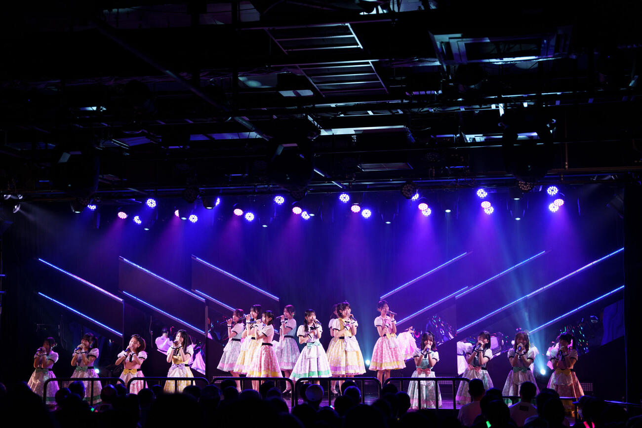 「BOSS E・ZO FUKUOKA」内の専用劇場最終公演で「ここにだって天使はいる」公演を行ったHKT48チームKIV（C）Mercury