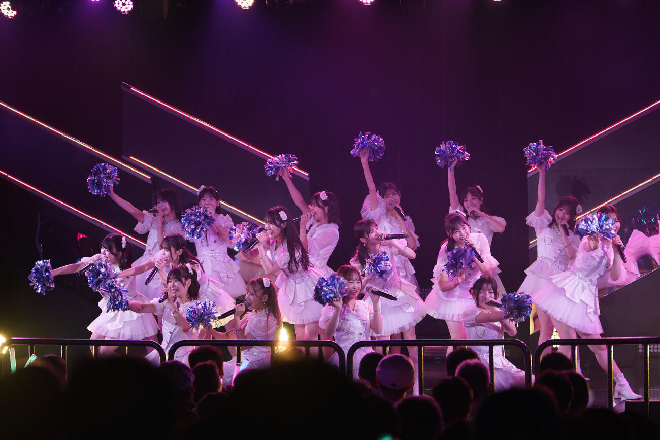 「BOSS E・ZO FUKUOKA」内の専用劇場最終公演で「ここにだって天使はいる」公演を行ったHKT48チームKIV（C）Mercury