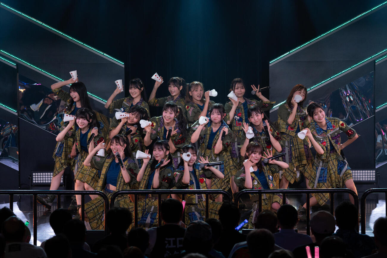 「BOSS E・ZO FUKUOKA」内の専用劇場最終公演で「ここにだって天使はいる」公演を行ったHKT48チームKIV（C）Mercury