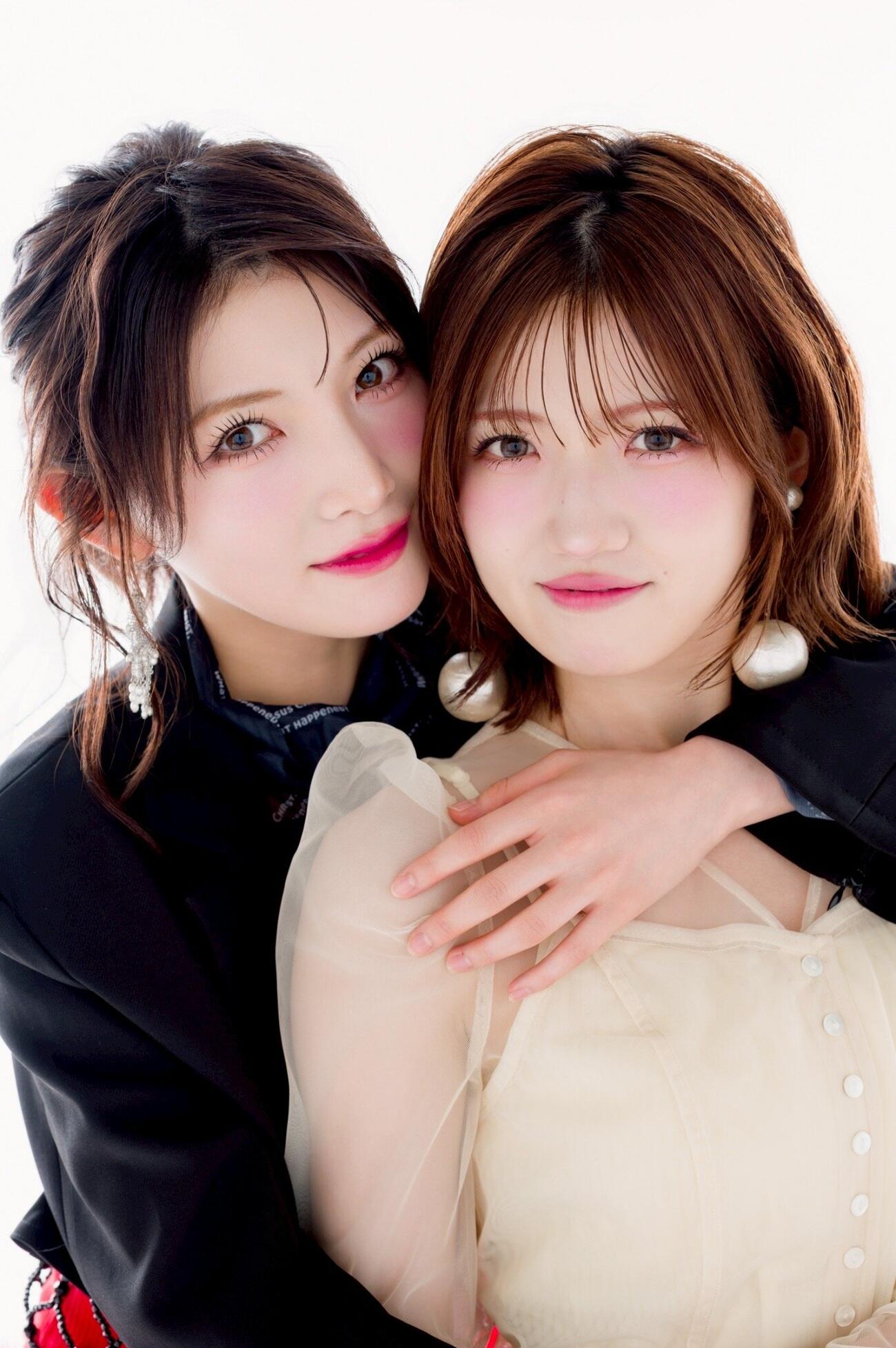村山彩希（左）と岡田奈々の新ユニット「YUNARIS」