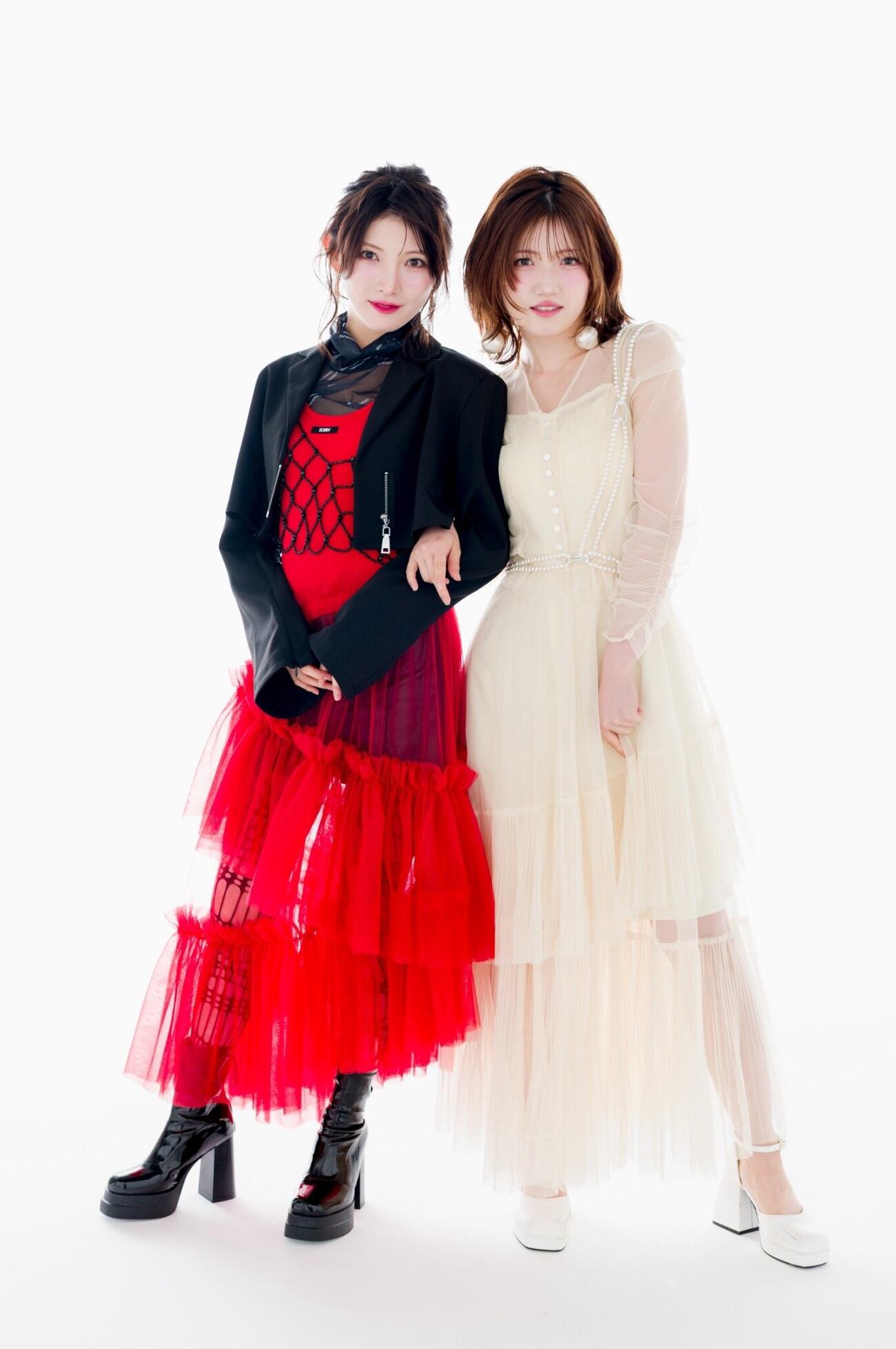村山彩希（左）と岡田奈々の新ユニット「YUNARIS」