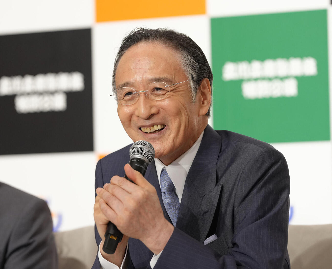 会見で笑顔を見せる片岡仁左衛門（撮影・足立雅史）