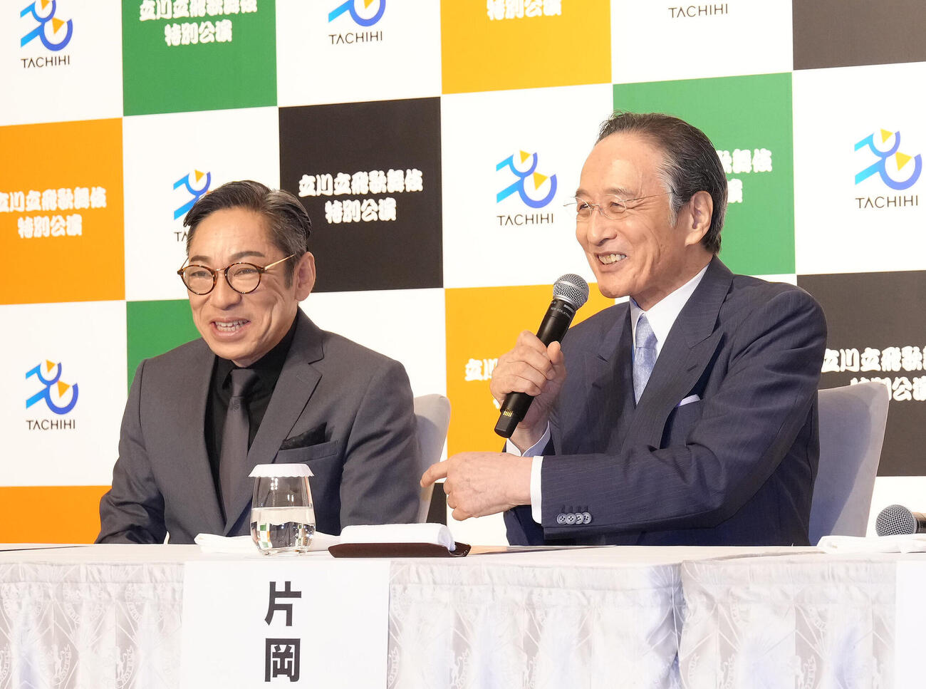 会見中、笑顔を見せる片岡仁左衛門（右）と市川中車（撮影・足立雅史）