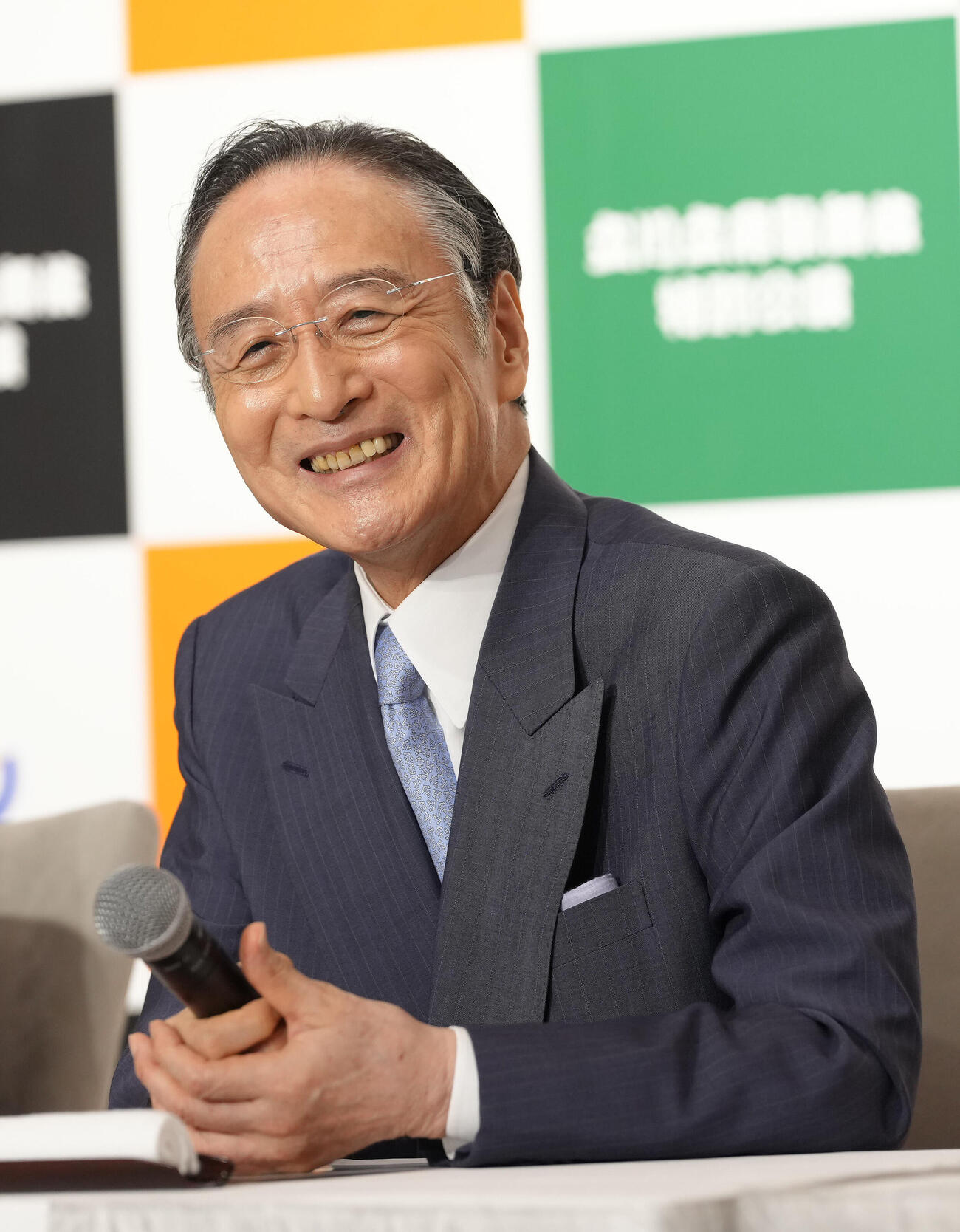 会見で笑顔を見せる片岡仁左衛門（撮影・足立雅史）
