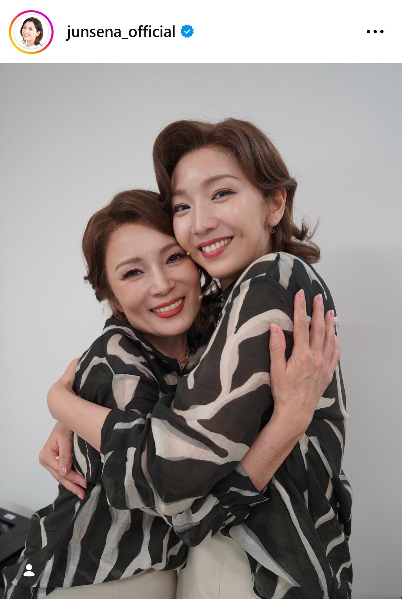 マルシアとハグする瀬奈じゅん（瀬奈じゅんのインスタグラムから）