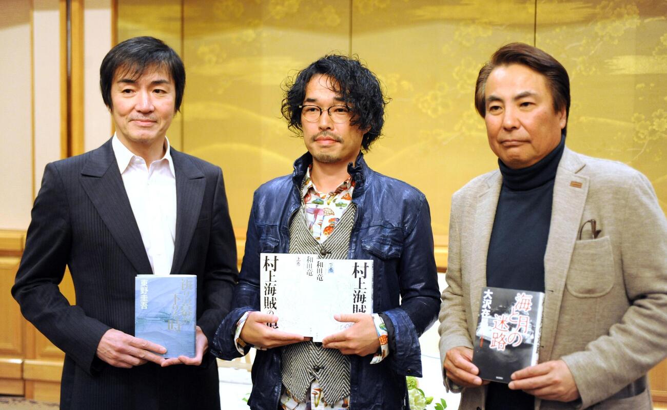 2014年3月、吉川英治文学賞に決まった東野圭吾さん（左）と大沢在昌さん（右）、同新人賞に選ばれた和田竜さん（共同）