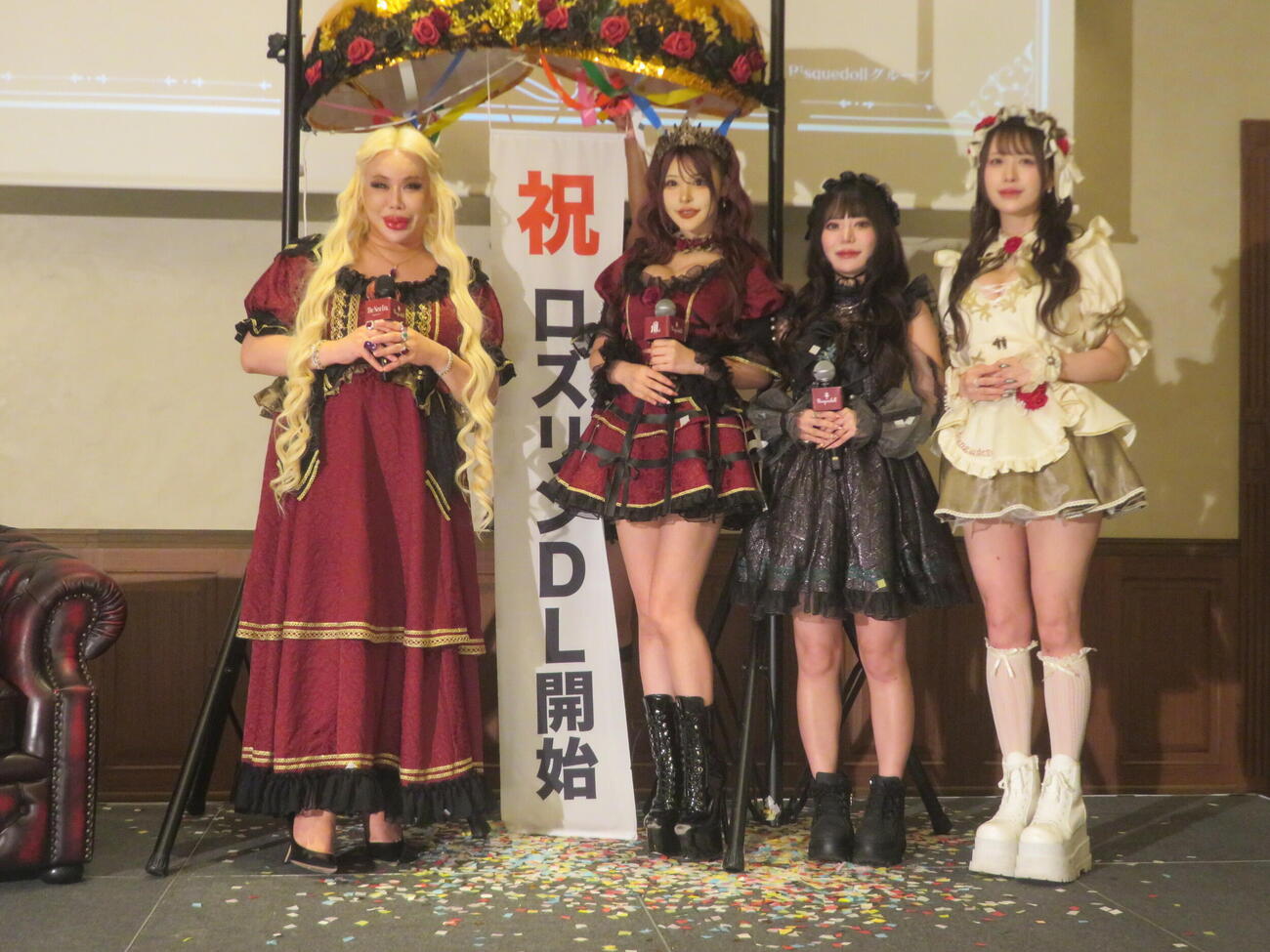 コンカフェ「ビスクドール」公式アプリ「RoseLink」ローンチ発表会に出席したアレン様（左）