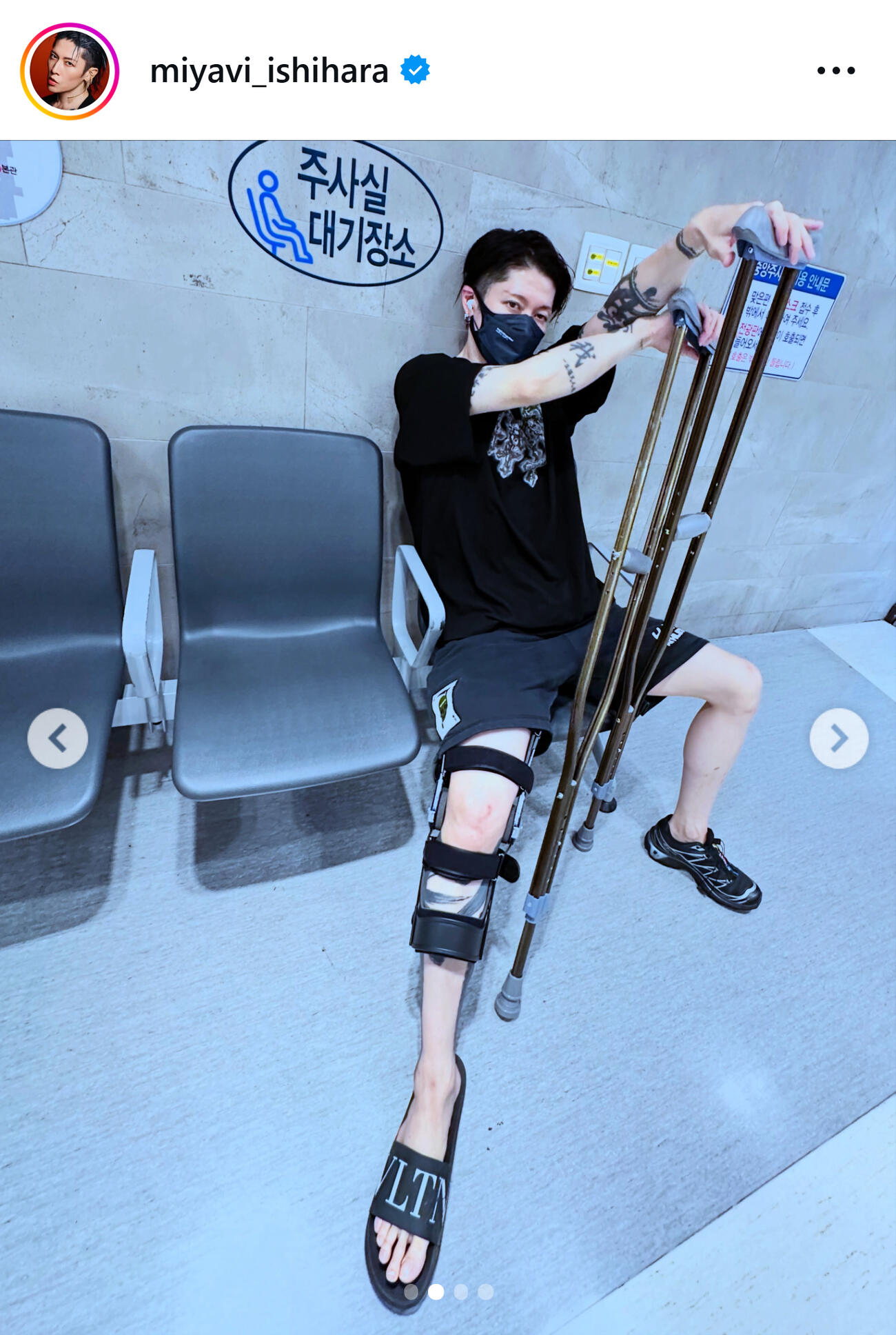 松葉杖姿のMIYAVI（MIYAVIのインスタグラムから）