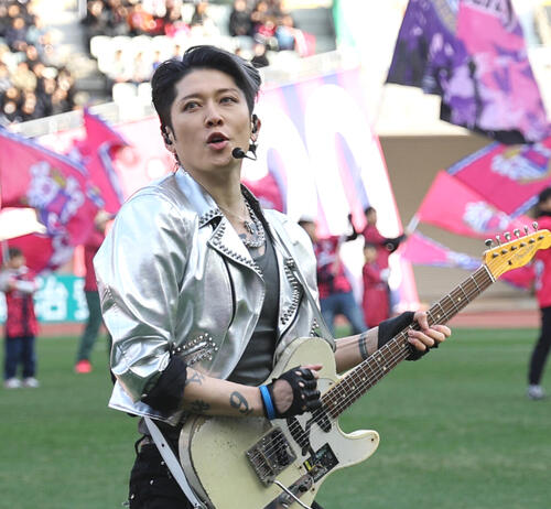 MIYAVI、サッカーの父兄試合で足を負傷「かっこいいとこ見せようと張り切りすぎました」