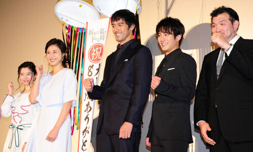 映画「祈りの幕が下りる時」 舞台あいさつに登壇する桜田ひより、松嶋菜々子、阿部寛、溝端淳平、福沢克雄監督(2018年2月撮影)