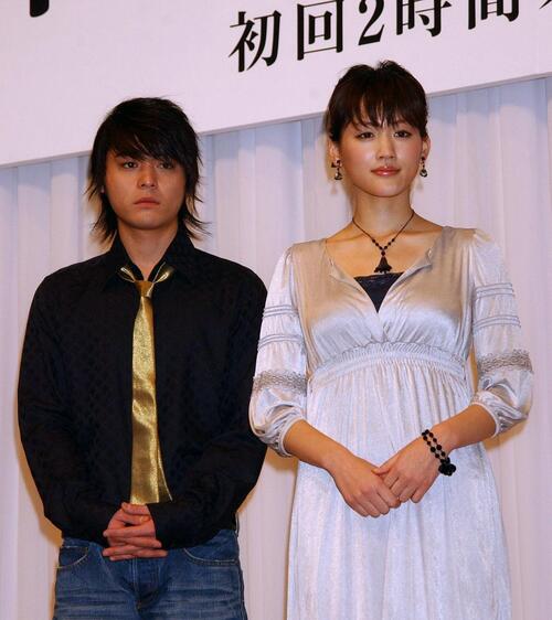 ドラマ「白夜行」　主演の山田孝之（左）と綾瀬はるか（2006年1月撮影）